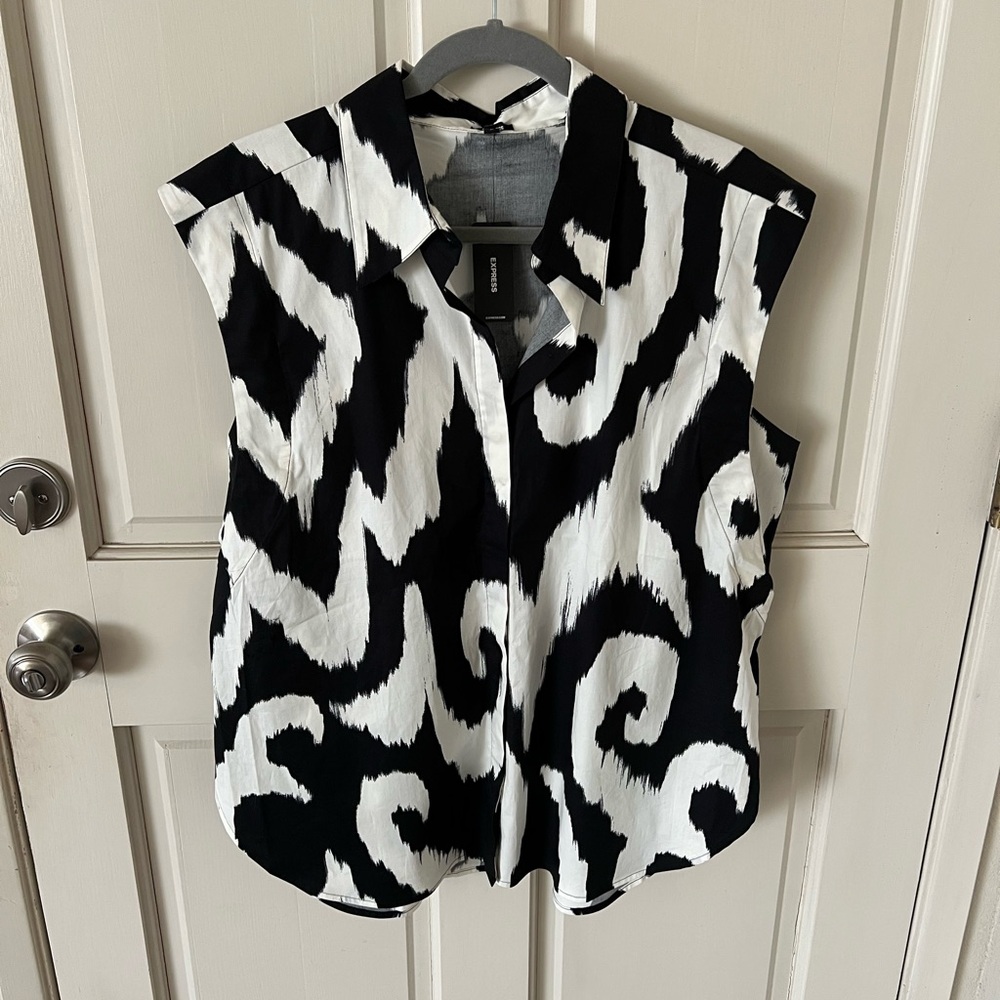Express Black and White Patterned Sleeveless Top sz XL